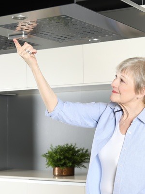 Frau drück die Sensoreinheit für den Hertwächter